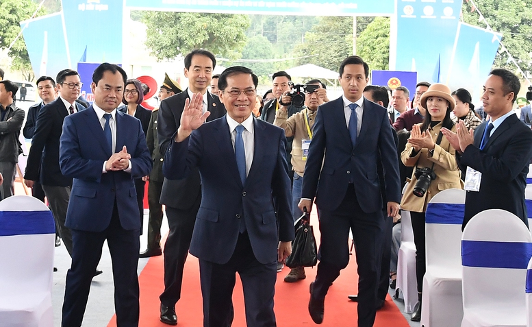 越南老街-河内-海防铁路沿线5个火车站同时开工建设